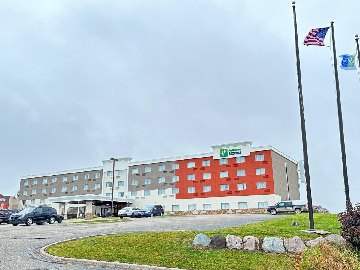 Holiday Inn Express Big Rapids, An Ihg Hotel Εξωτερικό φωτογραφία